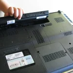 6 cách khắc phục lỗi máy tính bật không lên chi tiết, đơn giản co-nen-thao-pin-laptop-ra-va-su-dung-tu-nguon-dien_02-800×500